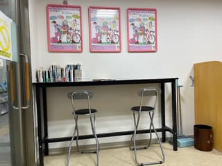 ゆかいな図書館（橋本駅改札外1階待合図書室）