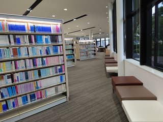 新津図書館