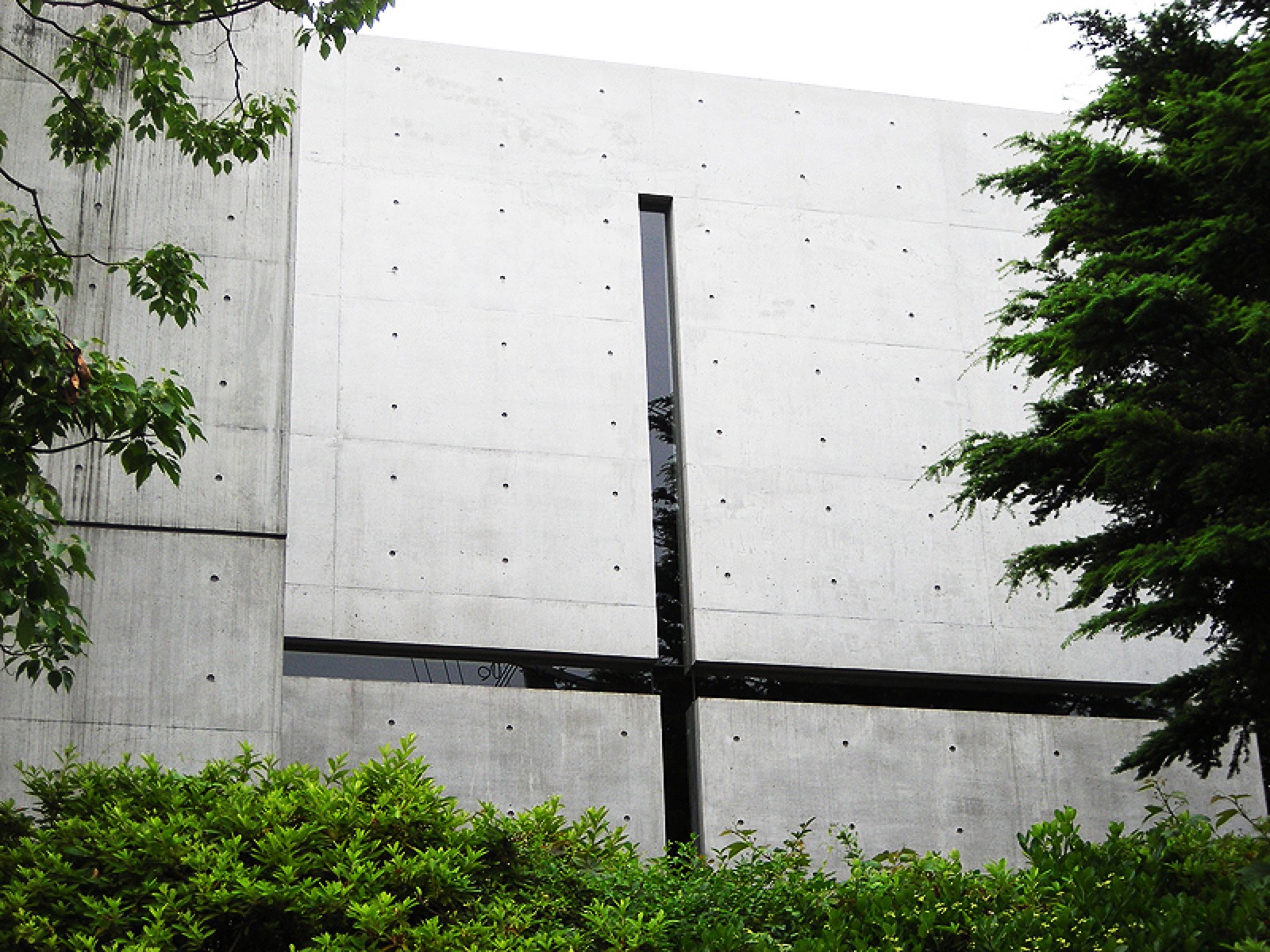 光の教会（茨木・1989年）。コンクリートの闇に、光だけで十字架を描き出す安藤建築の代表作。