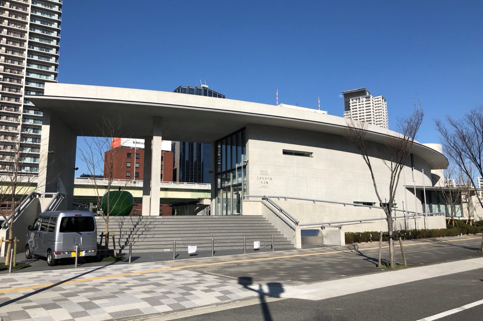 こども本の森 中之島（2020年開館）。中之島公園に立つ、安藤忠雄設計の子どものための図書空間。