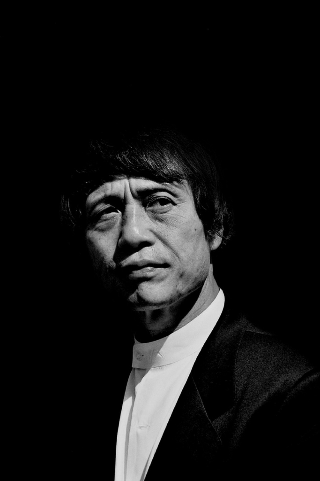 建築家・安藤忠雄。プロボクサーから独学で世界的建築家へと歩んだ異色の経歴を持つ。
