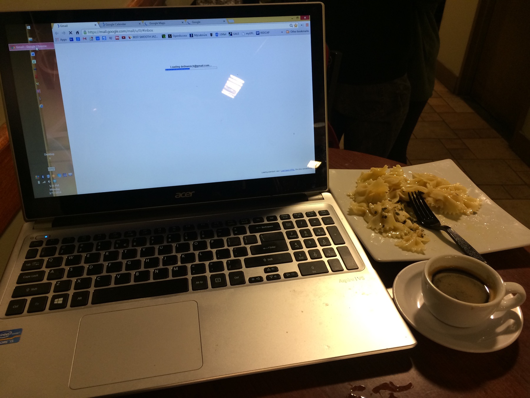 電源とWi-Fiを備えた現代のカフェ。ノートPCを広げて働き、学ぶ場所として再定義された。