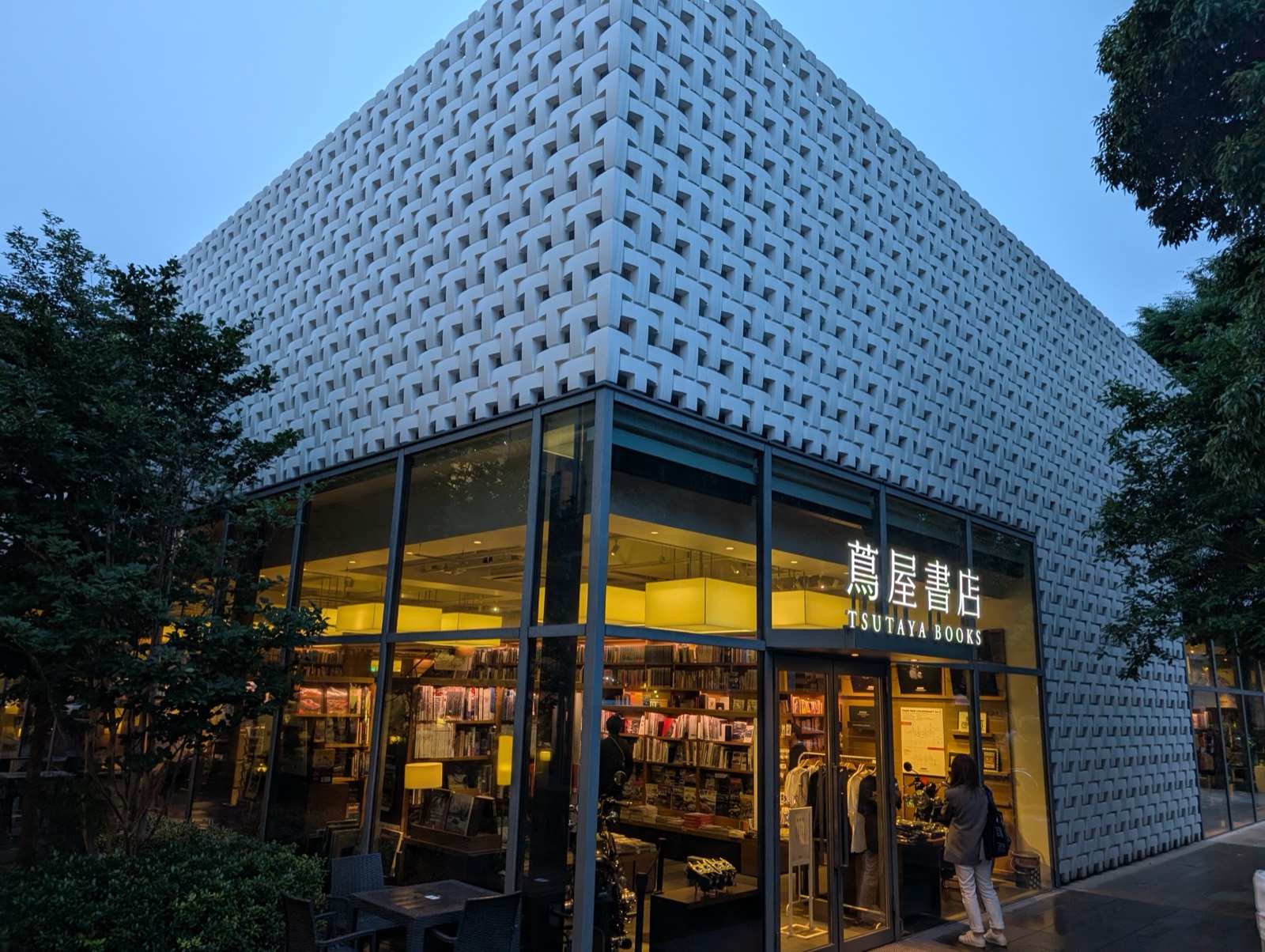 近づくと、白い壁は無数の「T」の格子でできているのがわかる。建物が看板を兼ねる発想。
