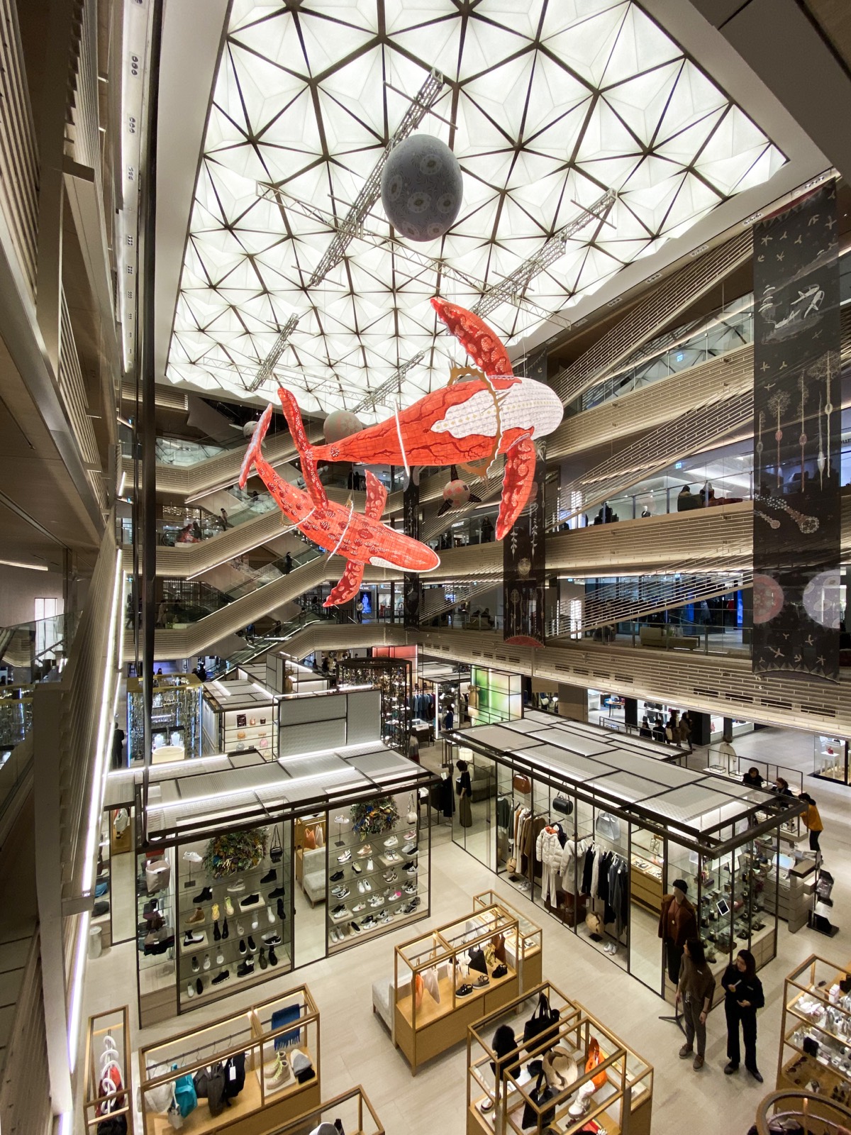 銀座 蔦屋書店が入るGINZA SIXの中央アトリウム。吹き抜けが館全体を貫く。