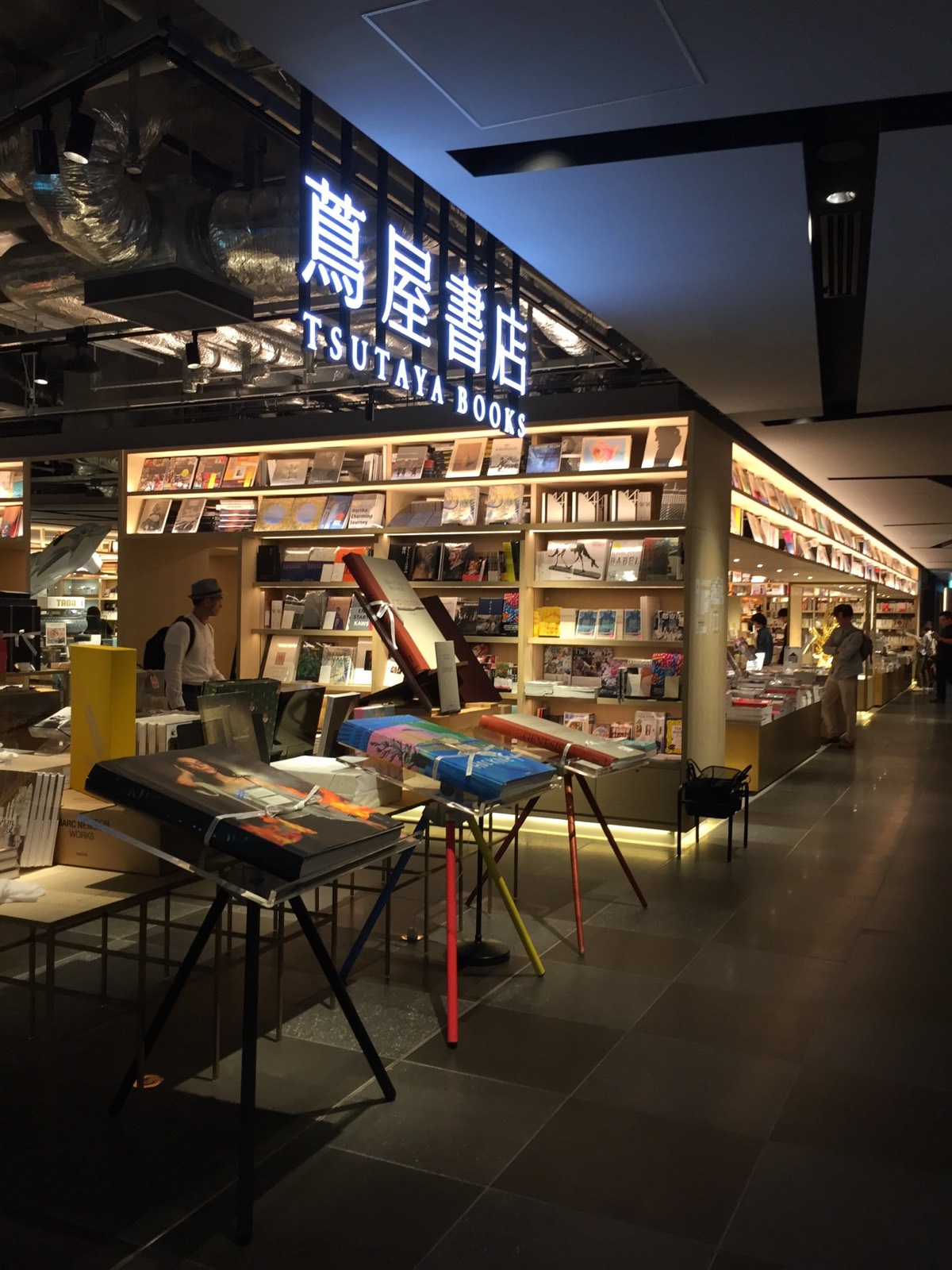 蔦屋書店の店内。SHARE LOUNGEは、こうした本に囲まれた空間の一角や上階にあることが多い。