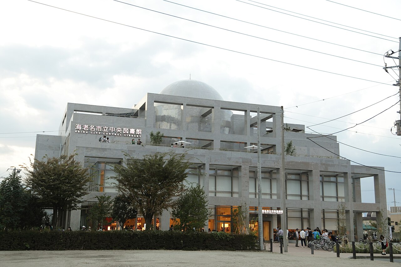昼の海老名市立中央図書館。リニューアル直後の様子。