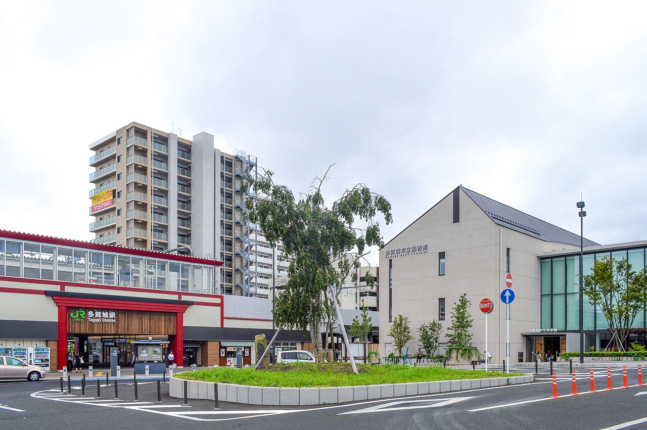 JR多賀城駅と並んで立つ、多賀城市立図書館。駅前再開発と一体的に整備された。