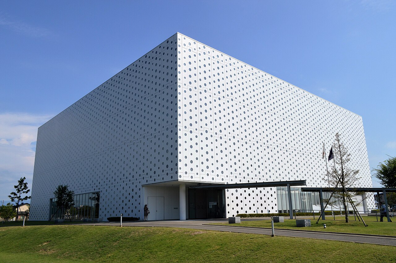 金沢海みらい図書館の外観。約6,000個の円窓を散らした「パンチングウォール」。