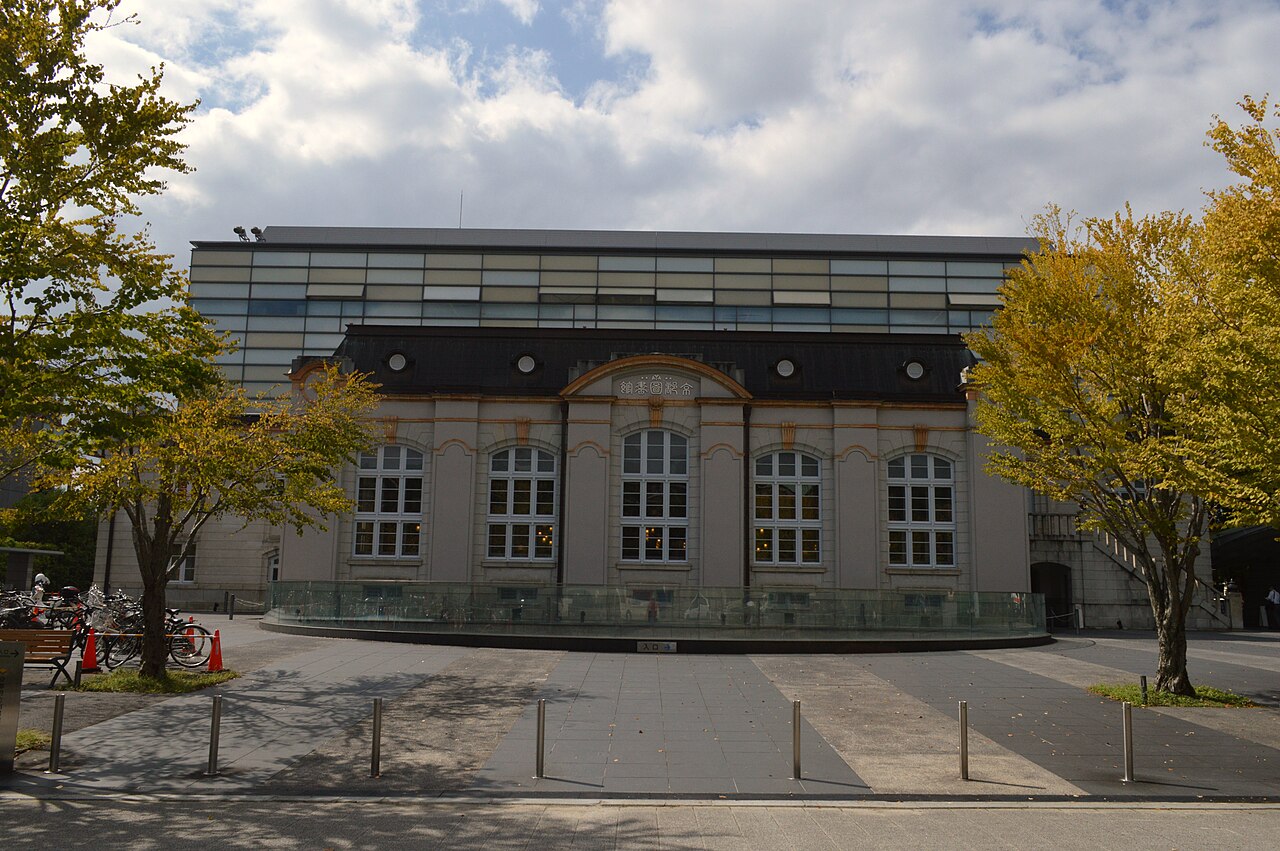 京都府立図書館の旧館。武田五一設計（1909年）。背後に現代の新館がガラスで覆う。