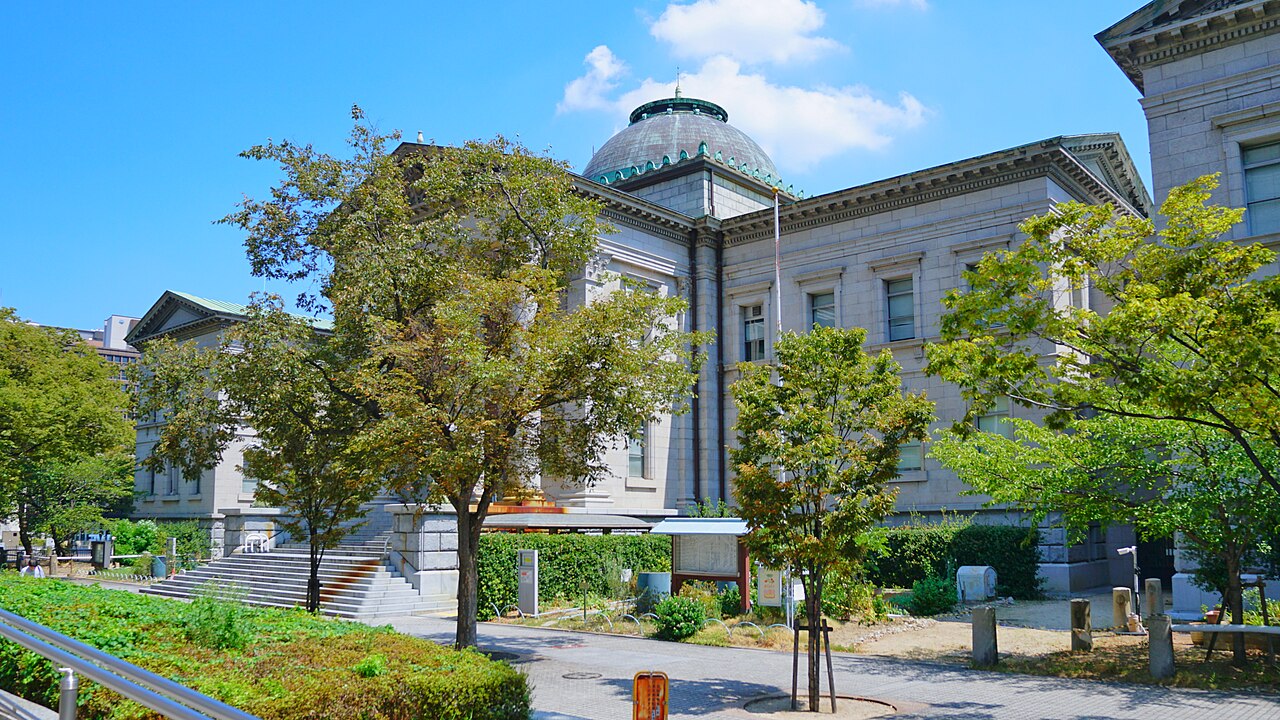 大阪府立中之島図書館。コリント式の列柱と中央のドームを戴く、明治期の西洋古典様式建築の代表例。