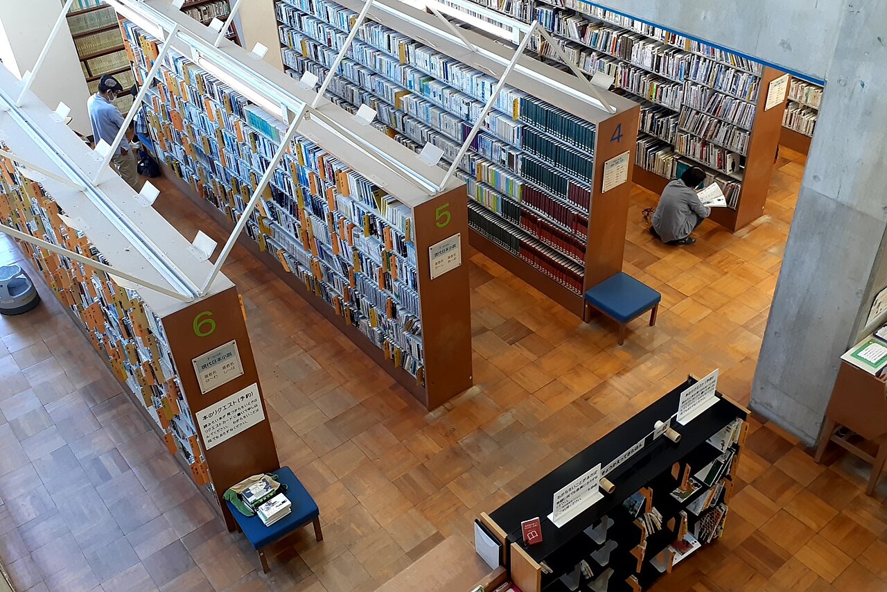 坂出市立大橋記念図書館の外観。寄贈者の名を冠した、地方都市の公共図書館の一例。