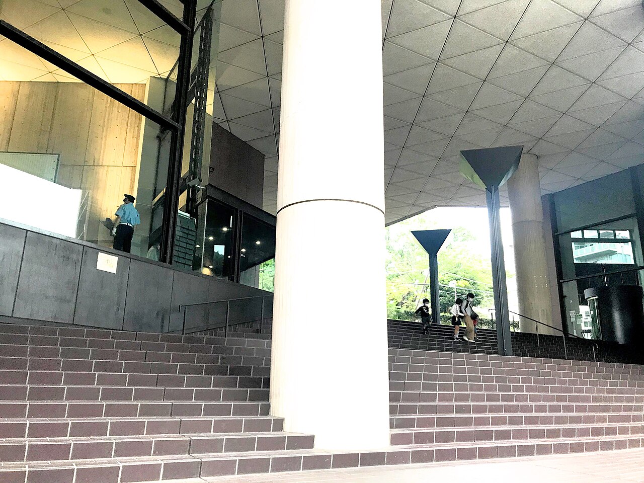 横浜市中央図書館のエントランス階段。前川建築設計事務所の系譜を引く設計。
