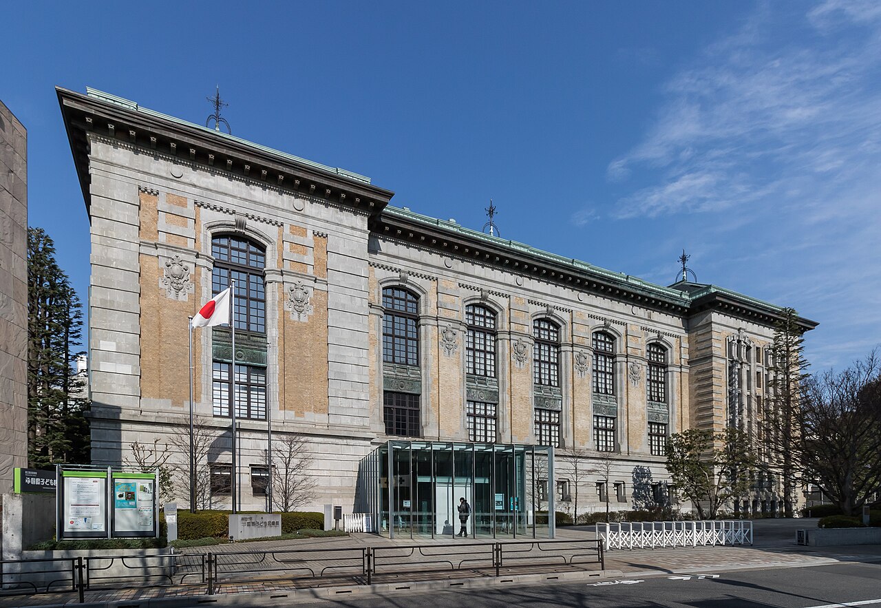 明治期の旧帝国図書館（1906年）。安藤忠雄が現代のガラスを15度傾けて貫いた。