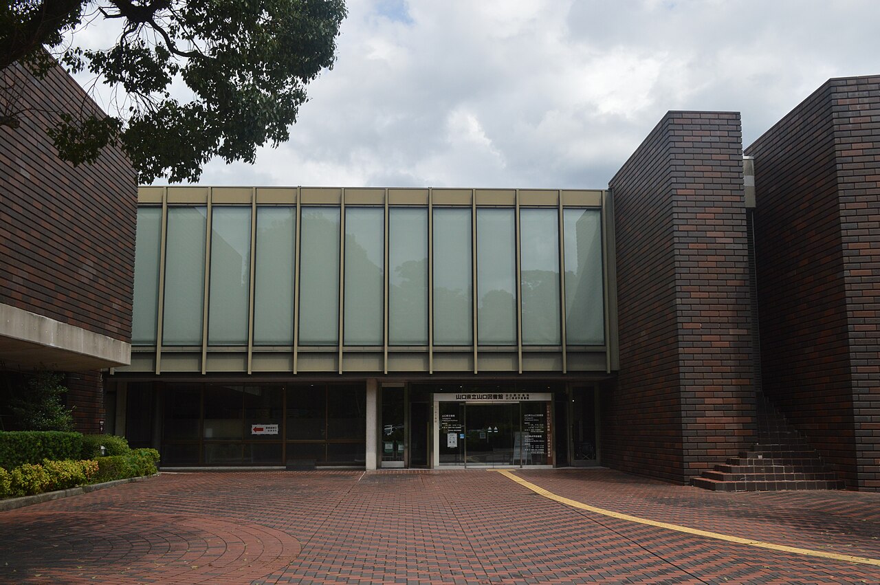 ガラスのフロート部分に光がため込まれる、山口県立図書館の外観。