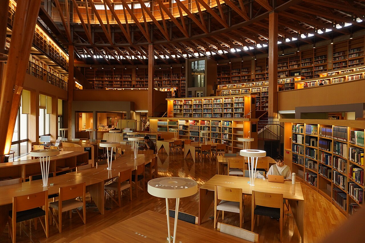 国際教養大学 中嶋記念図書館。半円形に広がる木造の本棚段壇。仙田・村野藤吾賞受賞作。