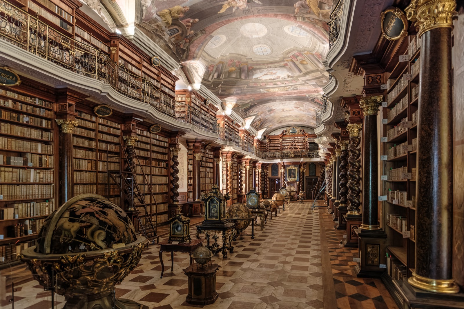 クレメンティヌム バロック図書館ホール（チェコ・プラハ）の図書館の写真