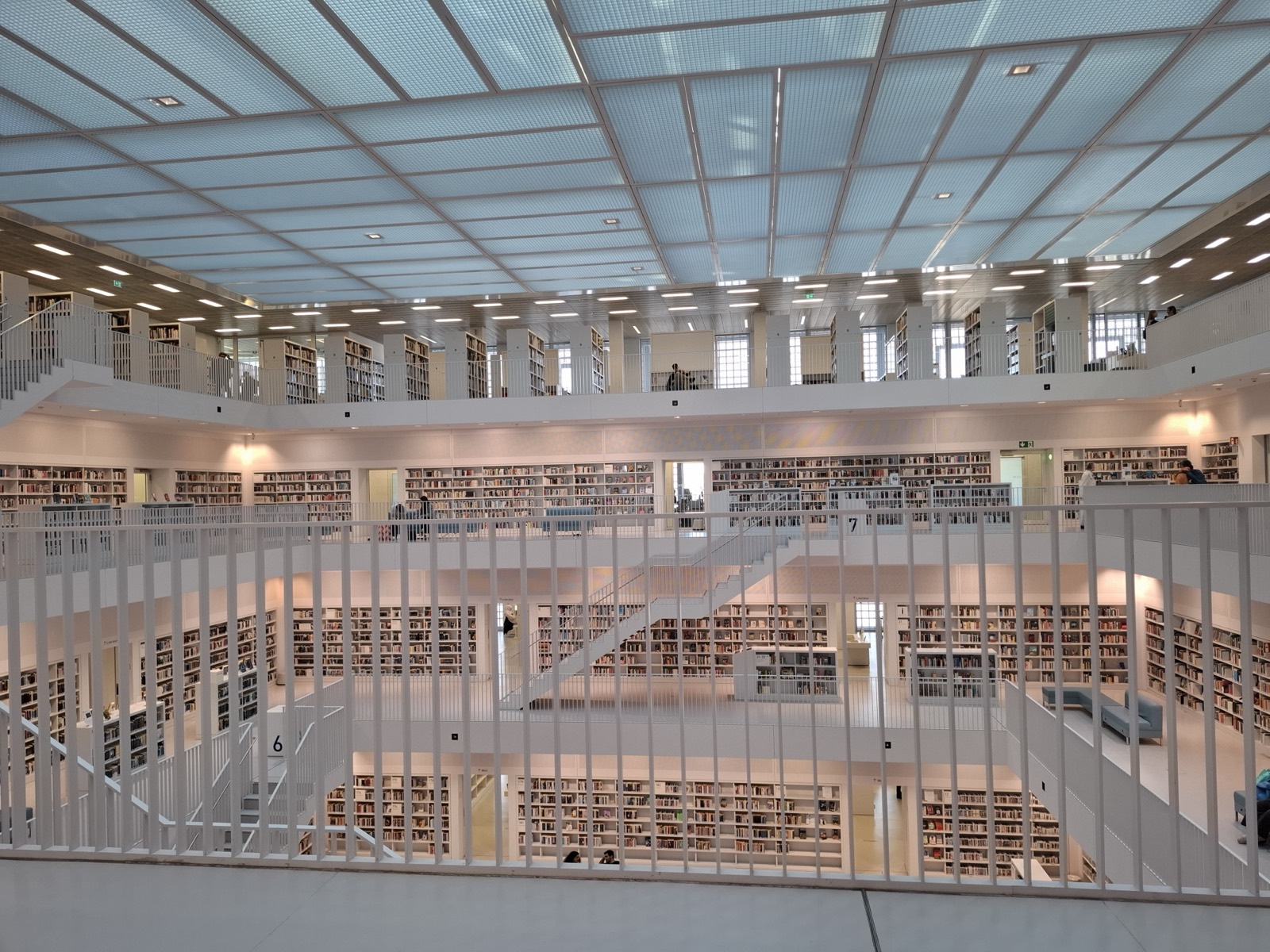 シュトゥットガルト市立図書館（ドイツ・シュトゥットガルト）の図書館の写真