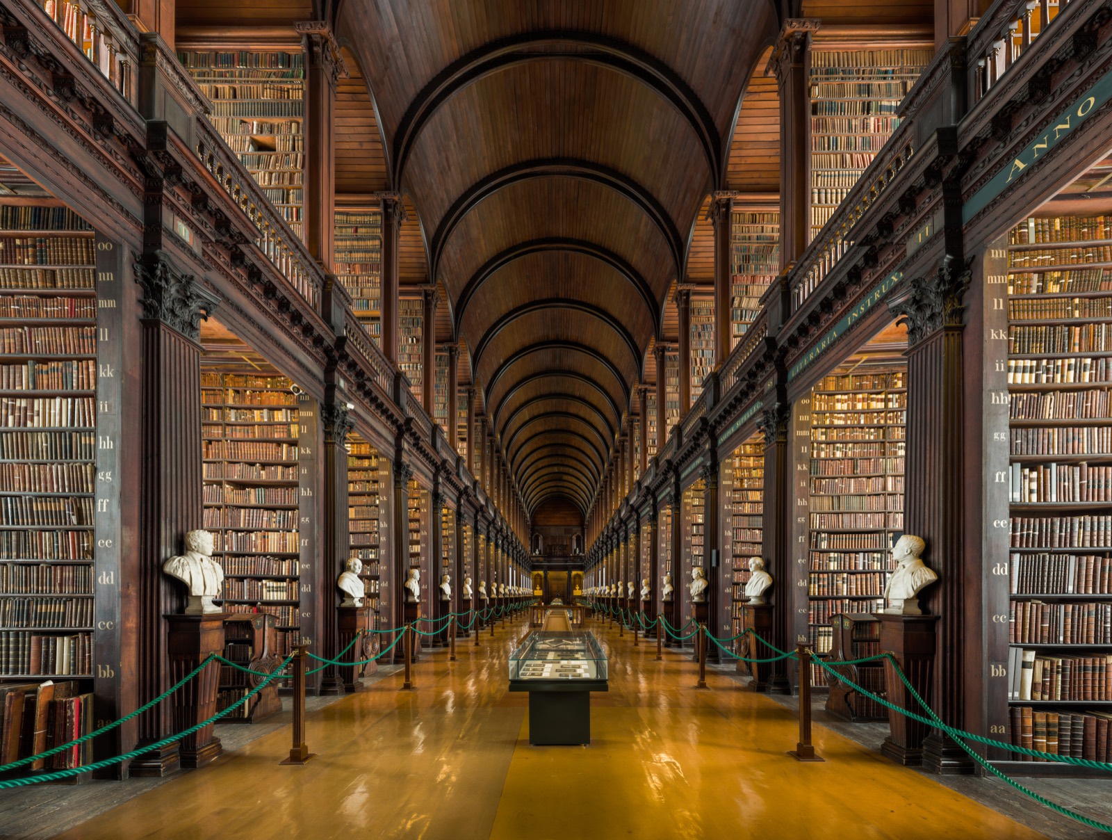 トリニティ・カレッジ図書館 ロングルーム（アイルランド・ダブリン）の図書館の写真
