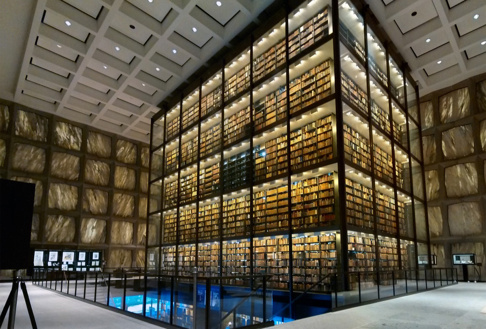 ベイネッケ稀覯本図書館（アメリカ・ニューヘイブン（イェール大学））の図書館の写真