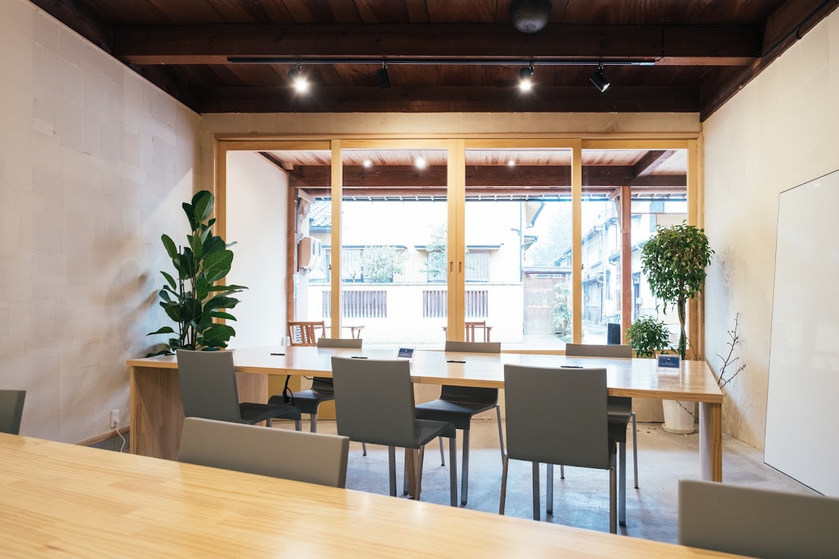 まちのワーキングスペース「オトナリ」
