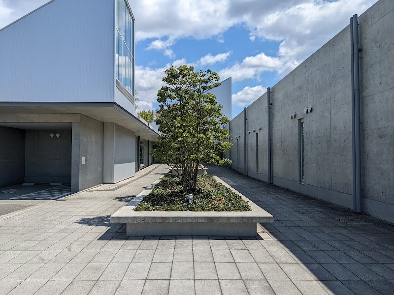 十和田市民図書館