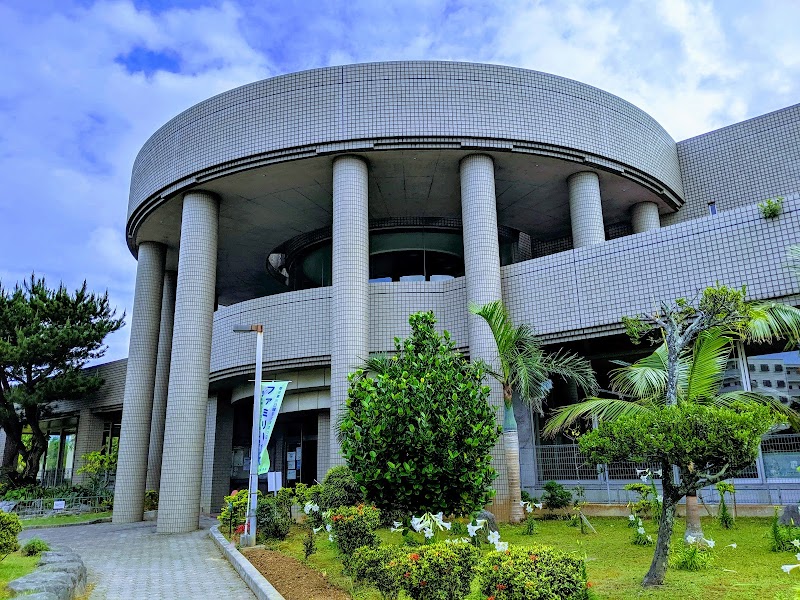宜野湾市民図書館