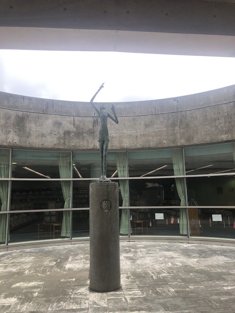 うるま市立中央図書館
