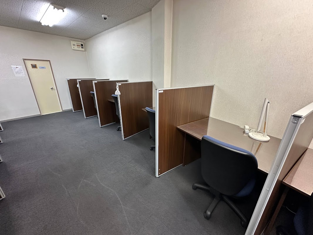 自習室プラス 富田林店｜近鉄富田林駅徒歩3分・スライドドア個室¥17,600/月・5-25時営業