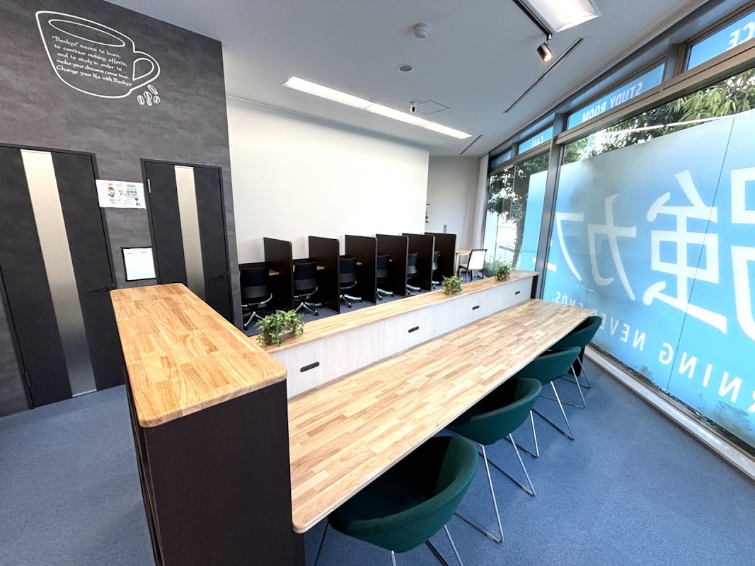 勉強カフェ大阪難波｜自習室より勉強カフェ